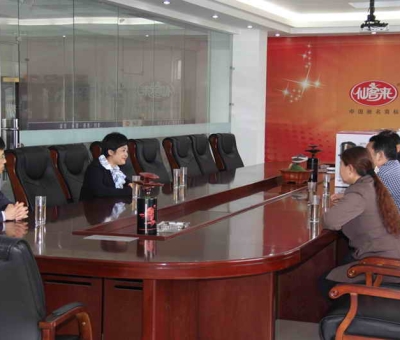 縣總工會(huì)主席劉和平走訪慰問仙客來三位省人大代表