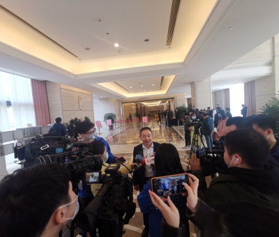 努力推進(jìn)綠色有機(jī)農(nóng)產(chǎn)品、中醫(yī)藥、文化和旅游等產(chǎn)業(yè)重要基地建設(shè) 江西仙客來(lái)董事長(zhǎng)潘新華參加省十三屆人大五次會(huì)議積極建言獻(xiàn)策