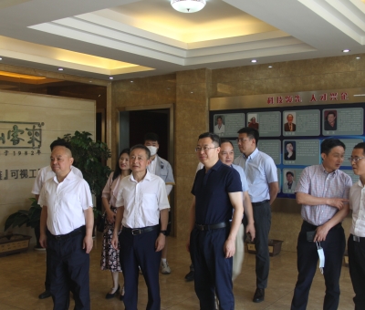 九江市人民政府副市長(zhǎng)鮑成庚陪同中電光谷聯(lián)合控股有限公司總裁黃立平一行蒞臨仙客來(lái)考察調(diào)研