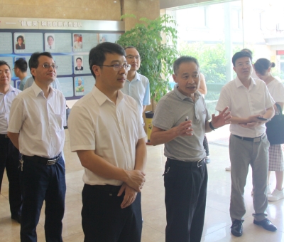 省委統(tǒng)戰(zhàn)部副部長、省社會(huì)主義學(xué)院黨組書記易軍一行蒞臨仙客來公司考察調(diào)研