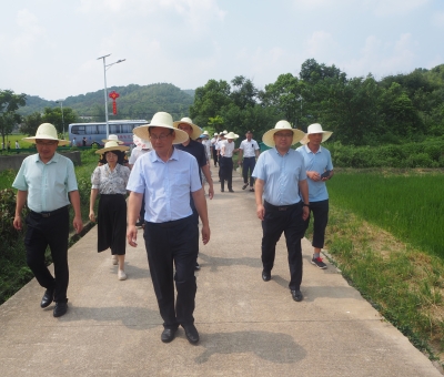 市工商聯(lián)第十七屆四次常委會暨“萬企興萬村”行動現(xiàn)場推進(jìn)會參會代表考察仙客來靈芝等食（藥）用菌種植基地